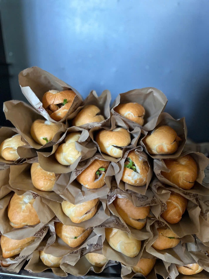 Những ổ bánh mì yêu thương giữa TP Nha Trang- Ảnh 1. Những ổ bánh mì yêu thương giữa TP Nha Trang- Ảnh 1.