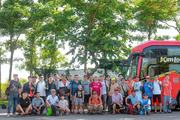 Cổ động viên SHB Đà Nẵng theo đội bóng vào TP HCM trước trận cầu “sinh tử”- Ảnh 1. Cổ động viên SHB Đà Nẵng theo đội bóng vào TP HCM trước trận cầu “sinh tử”- Ảnh 1.