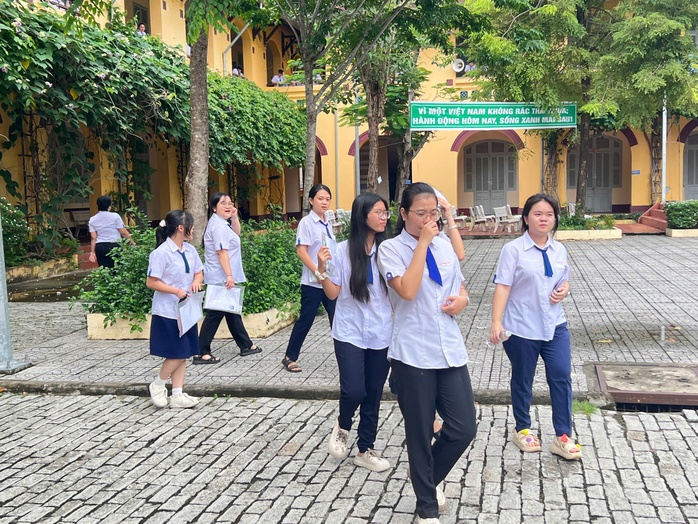 Thi tốt nghiệp THPT2025: Thí sinh làm bài thi môn toán, đón xem gợi ý giải đề - Ảnh 4. Thi tốt nghiệp THPT2025: Thí sinh làm bài thi môn toán, đón xem gợi ý giải đề - Ảnh 4.