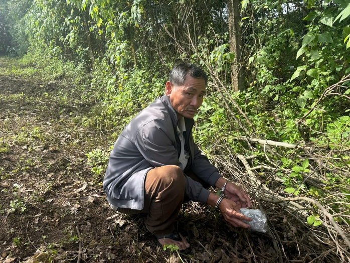 Cảnh sát dùng chó nghiệp vụ khám xét nơi ở của đôi tình nhân nhiều nghi vấn- Ảnh 2. Cảnh sát dùng chó nghiệp vụ khám xét nơi ở của đôi tình nhân nhiều nghi vấn- Ảnh 2.