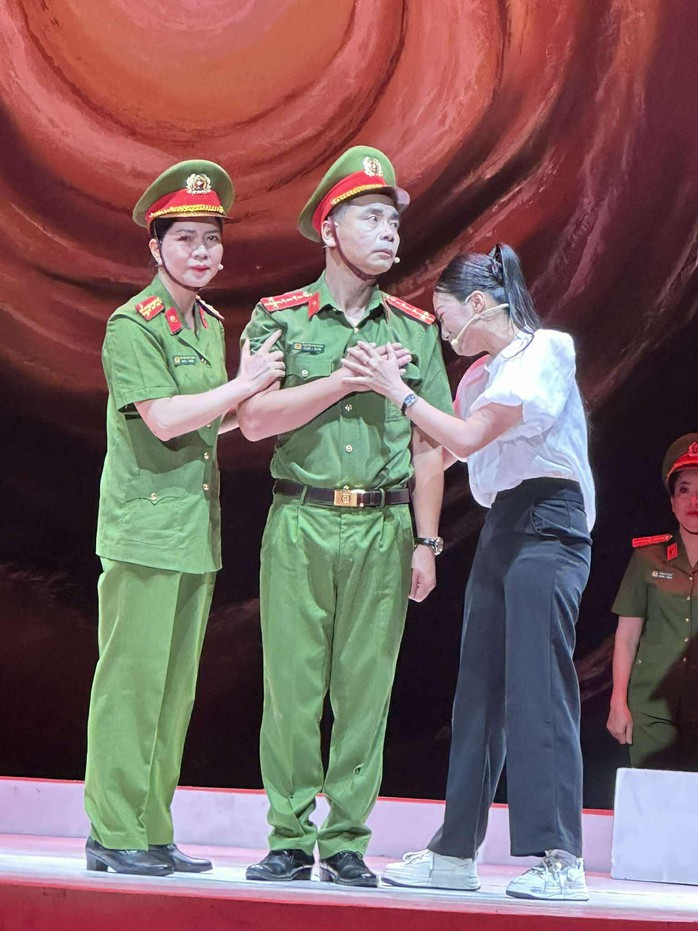 Đoàn Nghệ thuật Quảng Ninh tạo ấn tượng qua "Nắng trong mắt bão"- Ảnh 6. Đoàn Nghệ thuật Quảng Ninh tạo ấn tượng qua "Nắng trong mắt bão"- Ảnh 6.