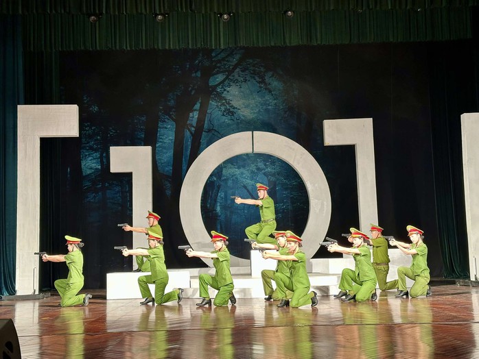 Đoàn Nghệ thuật Quảng Ninh tạo ấn tượng qua "Nắng trong mắt bão"- Ảnh 2. Đoàn Nghệ thuật Quảng Ninh tạo ấn tượng qua "Nắng trong mắt bão"- Ảnh 2.