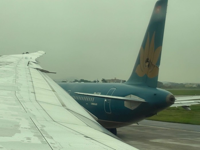 Hai máy bay va quệt trên sân bay Nội Bài - Ảnh 1.