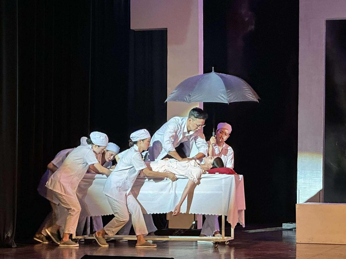 Đoàn Nghệ thuật Quảng Ninh tạo ấn tượng qua "Nắng trong mắt bão"- Ảnh 5. Đoàn Nghệ thuật Quảng Ninh tạo ấn tượng qua "Nắng trong mắt bão"- Ảnh 5.