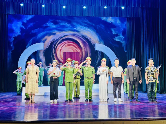 Đoàn Nghệ thuật Quảng Ninh tạo ấn tượng qua "Nắng trong mắt bão"- Ảnh 1. Đoàn Nghệ thuật Quảng Ninh tạo ấn tượng qua "Nắng trong mắt bão"- Ảnh 1.