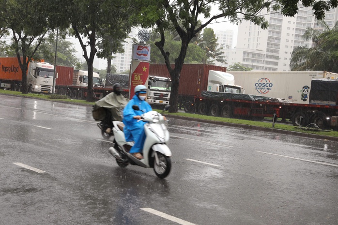 Giữa trưa, mưa lớn bất ngờ trút xuống TP HCM- Ảnh 4. Giữa trưa, mưa lớn bất ngờ trút xuống TP HCM- Ảnh 4.