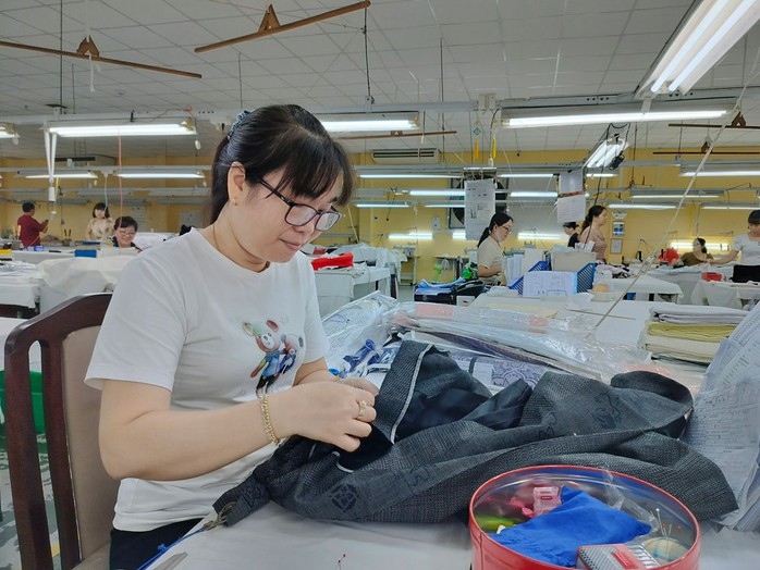 Tăng lương để cải thiện đời sống công nhân - Ảnh 1. Tăng lương để cải thiện đời sống công nhân - Ảnh 1.