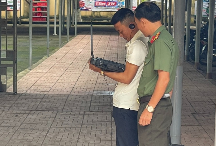 Công an rà sóng lạ để tránh xâm nhập khu vực thi tốt nghiệp THPT- Ảnh 1. Công an rà sóng lạ để tránh xâm nhập khu vực thi tốt nghiệp THPT- Ảnh 1.