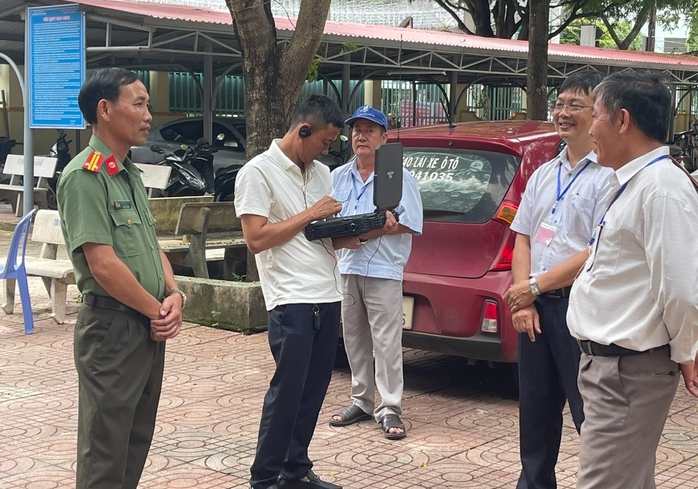Công an rà sóng lạ để tránh xâm nhập khu vực thi tốt nghiệp THPT- Ảnh 2. Công an rà sóng lạ để tránh xâm nhập khu vực thi tốt nghiệp THPT- Ảnh 2.