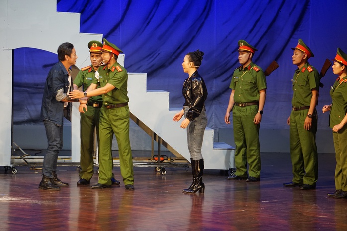 "Lạc lối" – Cú chạm sâu của Ca kịch Huế với hình tượng người chiến sĩ CAND - Ảnh 1.