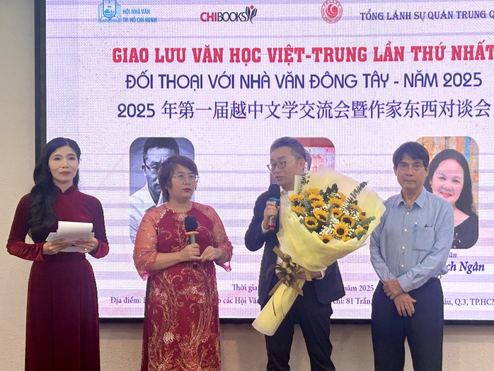 Tác giả tiểu thuyết "Hối hận" giao lưu tại TP HCM - Ảnh 3.
