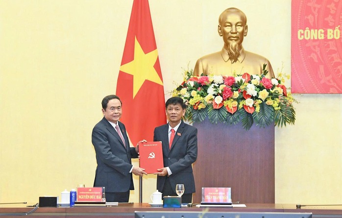 Chủ tịch Quốc hội Trần Thanh Mẫn trao quyết định về công tác cán bộ tại Quốc hội - Ảnh 2.