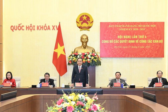 Chủ tịch Quốc hội Trần Thanh Mẫn trao quyết định về công tác cán bộ tại Quốc hội - Ảnh 1.