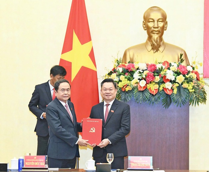 Chủ tịch Quốc hội Trần Thanh Mẫn trao quyết định về công tác cán bộ tại Quốc hội - Ảnh 3.