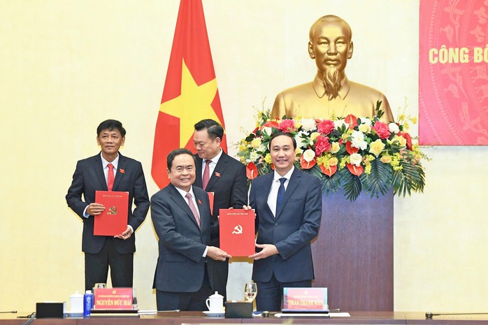 Chủ tịch Quốc hội Trần Thanh Mẫn trao quyết định về công tác cán bộ tại Quốc hội - Ảnh 4.