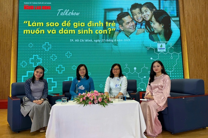 Đang diễn ra talkshow "Làm sao để gia đình trẻ muốn và dám sinh con?" - Ảnh 1.