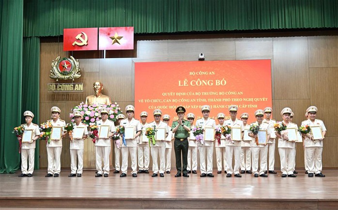 Đại tướng Lương Tam Quang trao quyết định cho 34 giám đốc công an tỉnh, thành phố- Ảnh 1. Đại tướng Lương Tam Quang trao quyết định cho 34 giám đốc công an tỉnh, thành phố- Ảnh 1.
