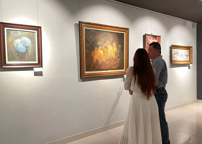 Đông người xem đến với triển lãm "Tác phẩm vang bóng một thời Sài Gòn xưa" - Ảnh 2.