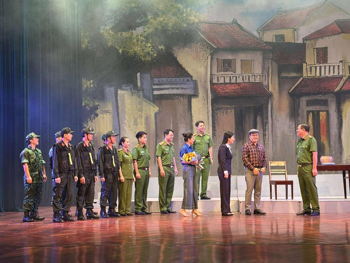 NSND Lê Hùng tạo cảm xúc dạt dào cho vở "Không gục ngã" - Ảnh 6.