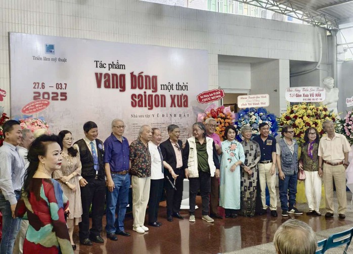 Đông người xem đến với triển lãm "Tác phẩm vang bóng một thời Sài Gòn xưa" - Ảnh 1.