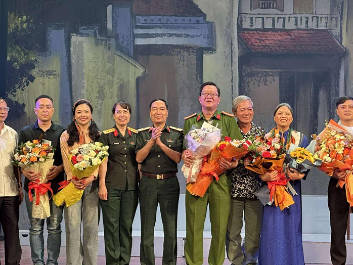 NSND Lê Hùng tạo cảm xúc dạt dào cho vở "Không gục ngã" - Ảnh 5.