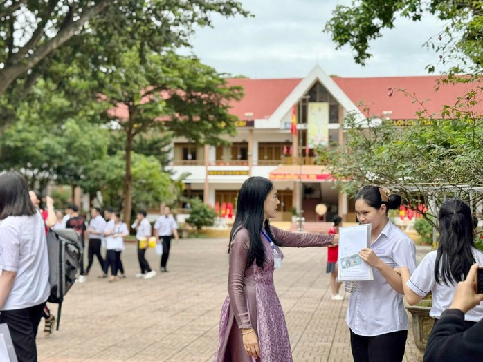 Thư gửi những "chiến binh" tuổi 18 đầy xúc động của cô hiệu trưởng- Ảnh 4. Thư gửi những "chiến binh" tuổi 18 đầy xúc động của cô hiệu trưởng- Ảnh 4.