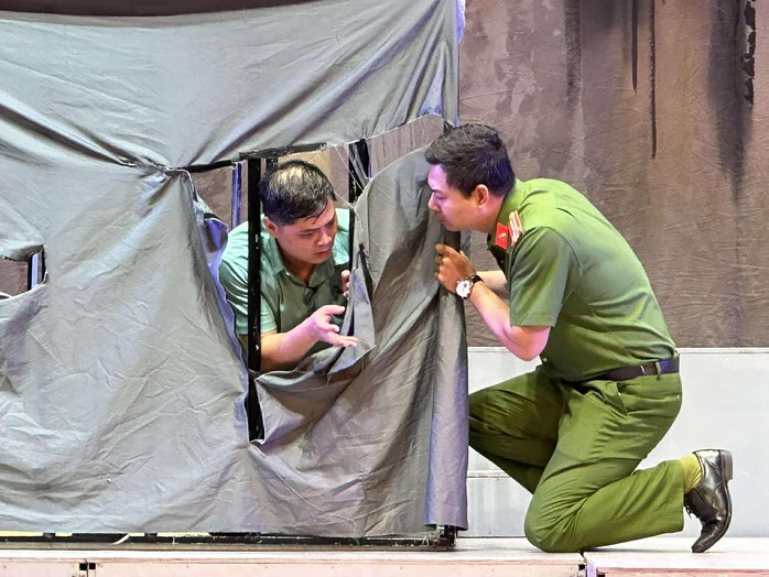 NSND Lê Hùng tạo cảm xúc dạt dào cho vở "Không gục ngã" - Ảnh 3.