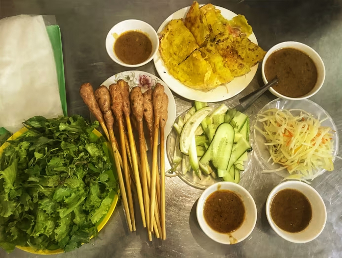Must-see sights, street food tours and fine dining in Da Nang - Ảnh 3.