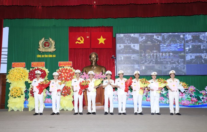 Công an tỉnh Đồng Nai mới có 1 giám đốc và 8 phó giám đốc - Ảnh 5. Công an tỉnh Đồng Nai mới có 1 giám đốc và 8 phó giám đốc - Ảnh 5.