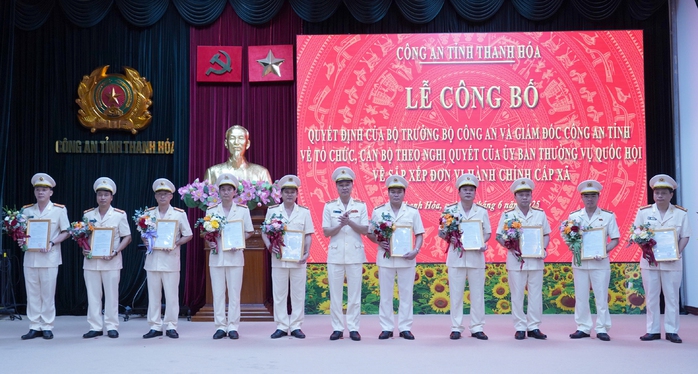 Công an Thanh Hóa công bố quyết định của Bộ Công an về tổ chức, cán bộ- Ảnh 2. Công an Thanh Hóa công bố quyết định của Bộ Công an về tổ chức, cán bộ- Ảnh 2.