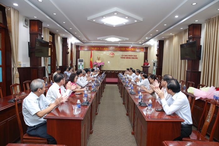 Bình Phước trao quyết định nghỉ hưu trước tuổi cho 17 lãnh đạo sở, ngành, địa phương- Ảnh 1. Bình Phước trao quyết định nghỉ hưu trước tuổi cho 17 lãnh đạo sở, ngành, địa phương- Ảnh 1.