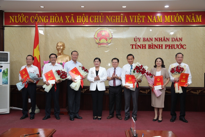 Bình Phước trao quyết định nghỉ hưu trước tuổi cho 17 lãnh đạo sở, ngành, địa phương- Ảnh 2. Bình Phước trao quyết định nghỉ hưu trước tuổi cho 17 lãnh đạo sở, ngành, địa phương- Ảnh 2.