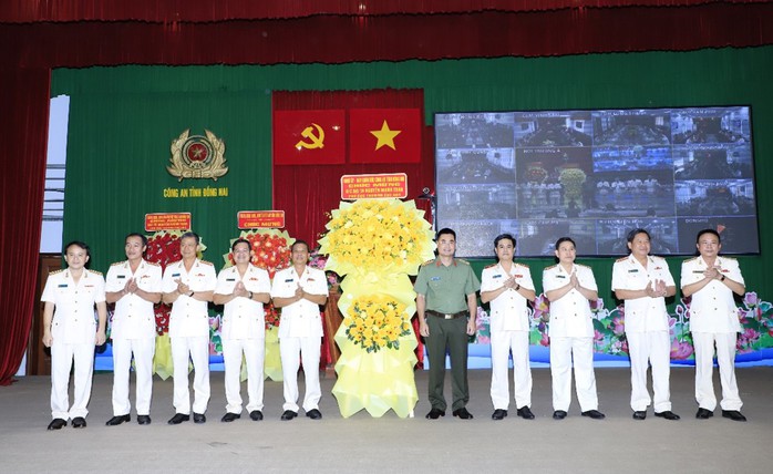 Công an tỉnh Đồng Nai mới có 1 giám đốc và 8 phó giám đốc - Ảnh 2. Công an tỉnh Đồng Nai mới có 1 giám đốc và 8 phó giám đốc - Ảnh 2.