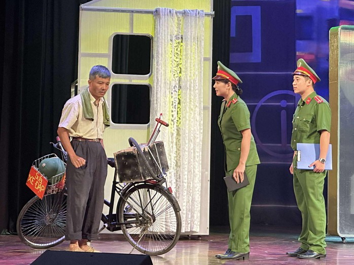 "Trích xuất lòng dân" – Dấu ấn của NSND Trần Ngọc Giàu trong vở kịch "Nhân tình"- Ảnh 3. "Trích xuất lòng dân" – Dấu ấn của NSND Trần Ngọc Giàu trong vở kịch "Nhân tình"- Ảnh 3.