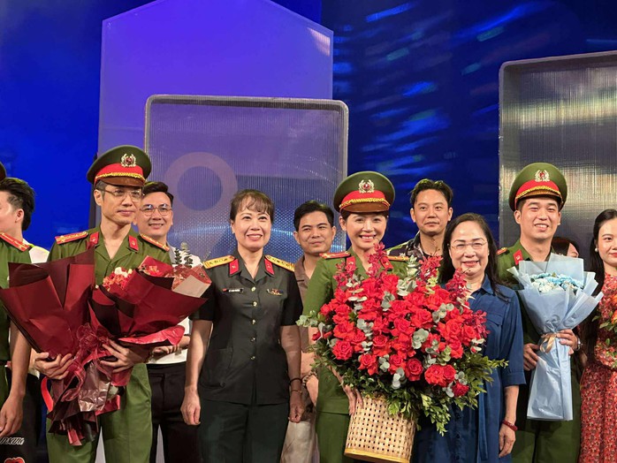 "Trích xuất lòng dân" – Dấu ấn của NSND Trần Ngọc Giàu trong vở kịch "Nhân tình"- Ảnh 1. "Trích xuất lòng dân" – Dấu ấn của NSND Trần Ngọc Giàu trong vở kịch "Nhân tình"- Ảnh 1.