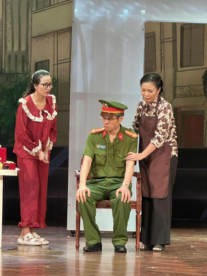 "Trích xuất lòng dân" – Dấu ấn của NSND Trần Ngọc Giàu trong vở kịch "Nhân tình"- Ảnh 6. "Trích xuất lòng dân" – Dấu ấn của NSND Trần Ngọc Giàu trong vở kịch "Nhân tình"- Ảnh 6.