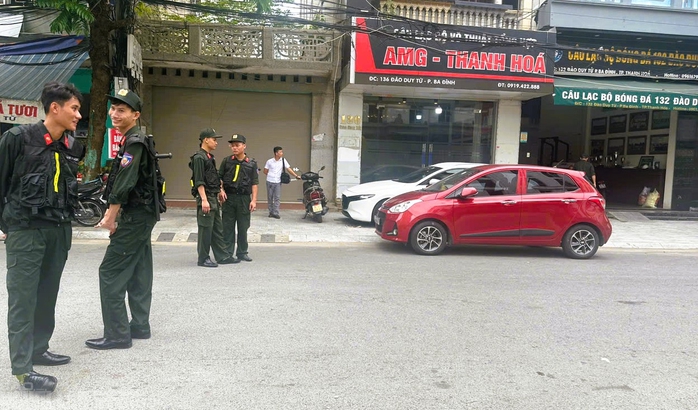 VIDEO: Hàng trăm cảnh sát khám xét nhà trùm giang hồ Vi "ngộ"- Ảnh 2. VIDEO: Hàng trăm cảnh sát khám xét nhà trùm giang hồ Vi "ngộ"- Ảnh 2.