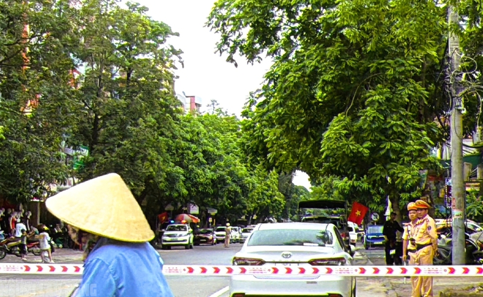 VIDEO: Hàng trăm cảnh sát khám xét nhà trùm giang hồ Vi "ngộ"- Ảnh 5. VIDEO: Hàng trăm cảnh sát khám xét nhà trùm giang hồ Vi "ngộ"- Ảnh 5.
