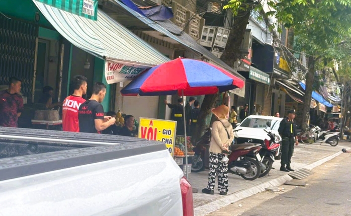 VIDEO: Hàng trăm cảnh sát khám xét nhà trùm giang hồ Vi "ngộ"- Ảnh 6. VIDEO: Hàng trăm cảnh sát khám xét nhà trùm giang hồ Vi "ngộ"- Ảnh 6.
