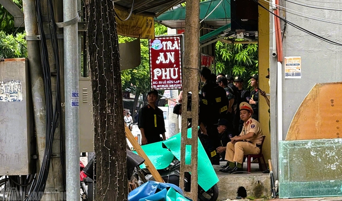 VIDEO: Hàng trăm cảnh sát khám xét nhà trùm giang hồ Vi "ngộ"- Ảnh 10. VIDEO: Hàng trăm cảnh sát khám xét nhà trùm giang hồ Vi "ngộ"- Ảnh 10.