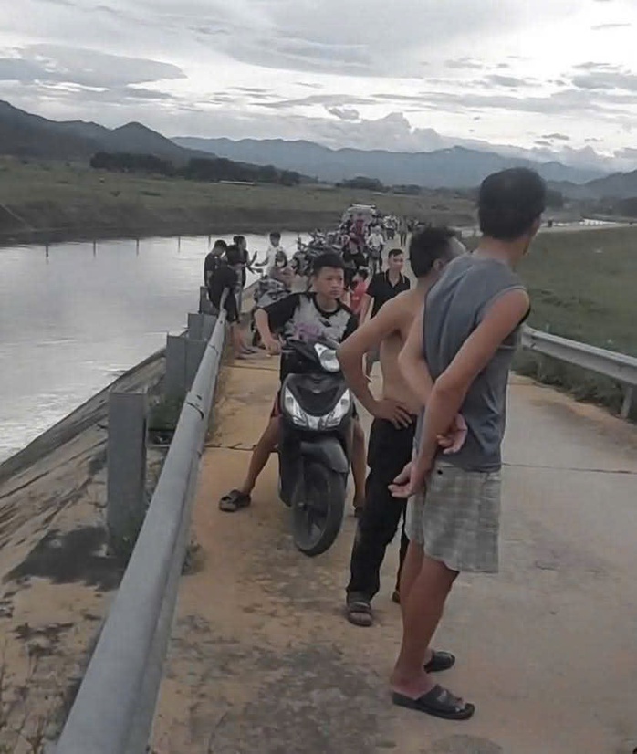 Xót xa 2 anh em ruột đuối nước thương tâm khi cứu nhau dưới kênh nước- Ảnh 1. Xót xa 2 anh em ruột đuối nước thương tâm khi cứu nhau dưới kênh nước- Ảnh 1.