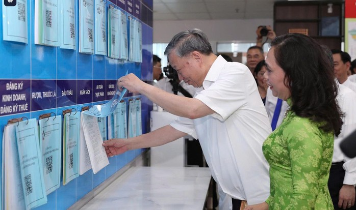 Party chief calls for faster, better service in two-level local administration implementation- Ảnh 2.