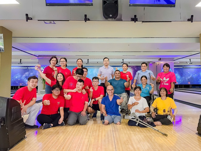 VIDEO: Người khuyết tật chơi bowling thuần thục tại TP HCM- Ảnh 1. VIDEO: Người khuyết tật chơi bowling thuần thục tại TP HCM- Ảnh 1.