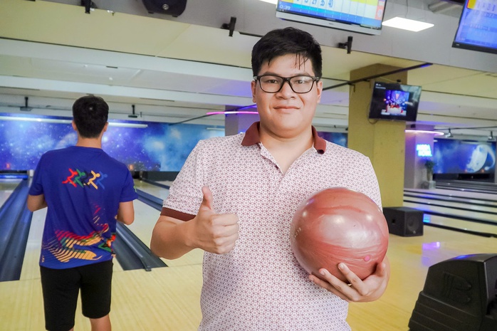VIDEO: Người khuyết tật chơi bowling thuần thục tại TP HCM- Ảnh 4. VIDEO: Người khuyết tật chơi bowling thuần thục tại TP HCM- Ảnh 4.