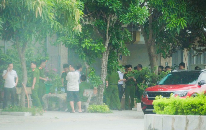 VIDEO: Hàng trăm cảnh sát khám xét nhà trùm giang hồ Vi "ngộ"- Ảnh 7. VIDEO: Hàng trăm cảnh sát khám xét nhà trùm giang hồ Vi "ngộ"- Ảnh 7.
