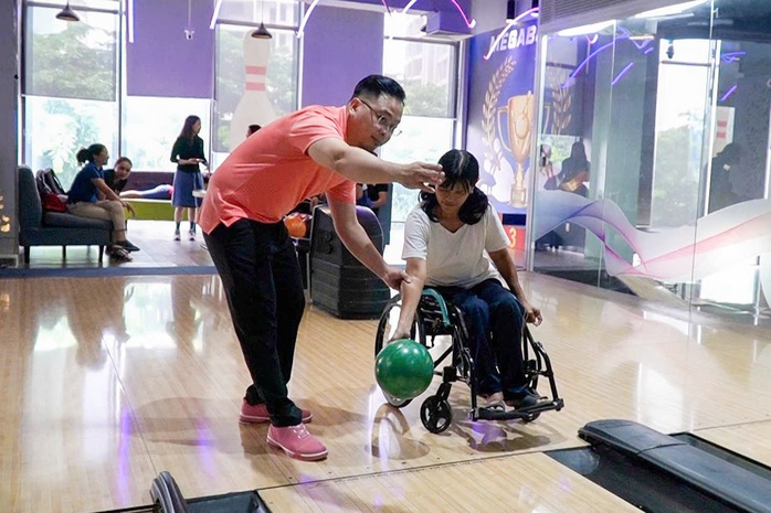 VIDEO: Người khuyết tật chơi bowling thuần thục tại TP HCM- Ảnh 7. VIDEO: Người khuyết tật chơi bowling thuần thục tại TP HCM- Ảnh 7.