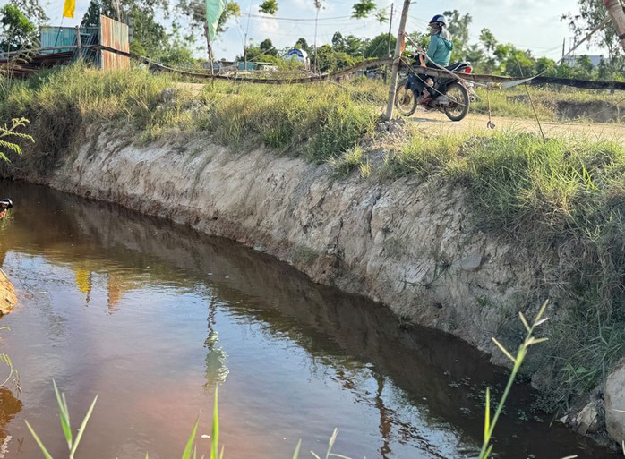 Dân kêu cứu vì nước mương thủy lợi nghi bị nhiễm độc - Ảnh 1. Dân kêu cứu vì nước mương thủy lợi nghi bị nhiễm độc - Ảnh 1.