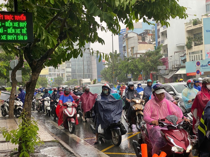 TP HCM: Gió rít mạnh, mưa như trút nước  - Ảnh 4.