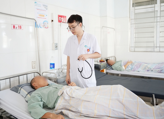 Chạy marathon, 2 người đàn ông nhập viện cấp cứu- Ảnh 1.