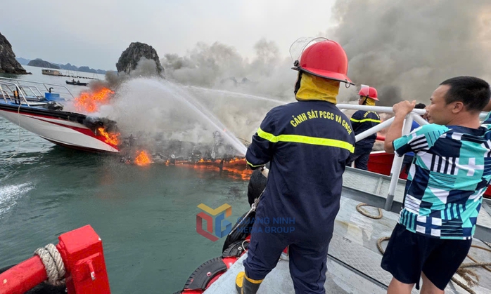 Cháy tàu cao tốc tuyến Vân Đồn - Quan Lạn, 5 thuyền viên nhảy xuống biển- Ảnh 1. Cháy tàu cao tốc tuyến Vân Đồn - Quan Lạn, 5 thuyền viên nhảy xuống biển- Ảnh 1.